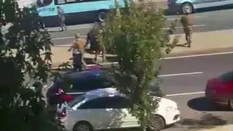 Pendik sokaklarında korku dolu anlar: Bıçaklı şahıs özel harekat operasyonuyla durduruldu