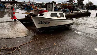 Düzce'de deniz öfkesini kustu: Balıkçı barınağında 4 tekne sulara gömüldü