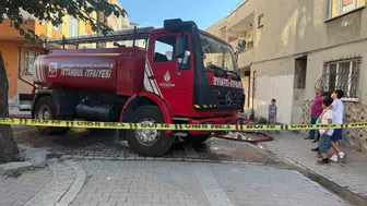 Küçükçekmece'de korku dolu anlar: Alevler çatı katını küle çevirdi