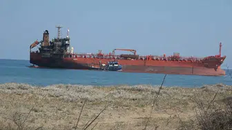 Karadeniz'de dron dehşeti: Sahipsiz kalan dev tanker kıyıya vurdu