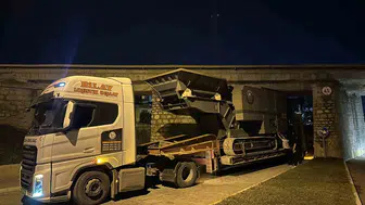 Hesap hatası pahalıya patladı: Dev iş makinesi köprüye böyle saplandı