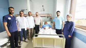 82 yaşındaki hastanın mesanesinden çıkanlar doktorları bile şaşırttı