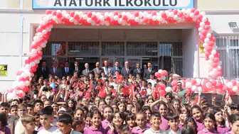 Bingöl'de ders zili heyecanı: Minik öğrencilere çiçekli karşılama