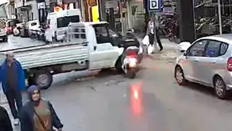 Sinop'ta kuryenin kâbus dolu anları: Kamyonetle çarpışma kamerada