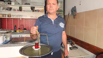 Burhaniye'nin bitmek bilmeyen enerjisi: Çay servisi için maraton koşuyor