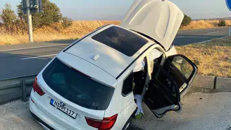 Tatil yolunda korku dolu anlar: Gurbetçi ailenin aracı duvara çarptı