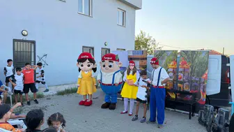 Turgutlu'nun neşeli yüzleri mahalleleri şenlendirdi: Tiyatro çocukların ayağına gitti