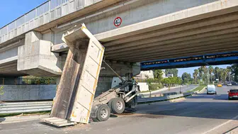 Adana'da trafikte şok anlar: Damperi açık unutulan kamyon köprüye saplandı