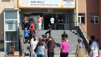 Kayseri'de sınav maratonu: Adaylar ter dökerken dışarıda heyecanlı bekleyiş hakimdi