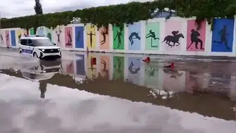 Osmaniye'de yağmur engeline takılan öğrencilerin imdadına polis yetişti