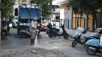 Kuşadası'nda hijyen seferberliği: Sokaklar yeni teknolojiyle pırıl pırıl oldu