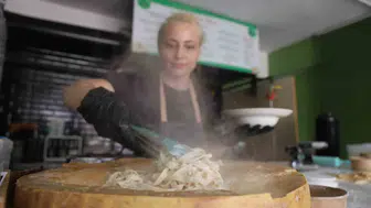 Tarihçi akademisyenden gastronomi şehrine lezzet imzası: Depremin yıktığı hayallerini el açması makarnalarla yeniden inşa etti
