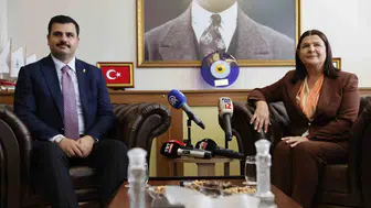 Foça'da Siyasi Deprem: AK Parti'den İzmirli Başkanlara 'Cesur Olun' Çağrısı