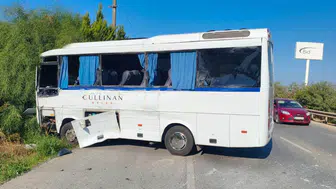Antalya'da sabah trafiğinde dehşet anları: Tur otobüsü ve servis minibüsü çarpıştı