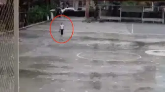Minik Asel'in yağmur altındaki İstiklal Marşı duruşu yürekleri ısıttı