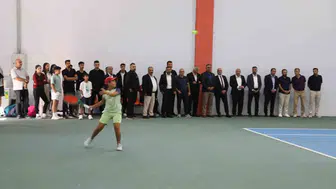 Ağrı'da tenis heyecanı: 240 bin liralık ödül için raketler sahaya indi