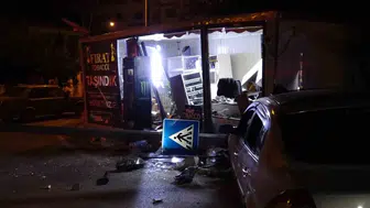 Malatya'da gece yarısı dehşeti: Kontrolden çıkan otomobil konteyner dükkanları biçti