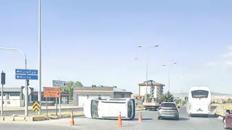 Eskişehir'de trafik dehşeti: Çarpışmanın şiddetiyle araç yan yattı