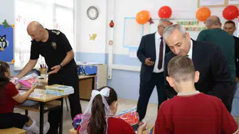 Emekli polislerden minik öğrencilere anlamlı destek: Okul heyecanına ortak oldular