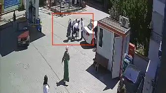 Saniyelerle yarıştı: Akaryakıt istasyonunda boğulmak üzere olan çocuğu polis kurtardı