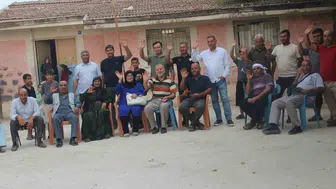 Kırk yıllık hasret bir taş okulun bahçesinde bitti: Öğretmenini görünce babasını görmüş gibi ağladı