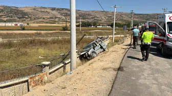 Eskişehir yolunda korkunç kaza: Aynı aileden üç kişi beton duvara çarptı