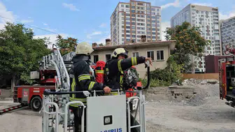 Kayseri'de metruk binada korkutan alevler: İtfaiye ekipleri zamanla yarıştı