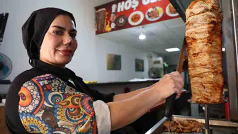 Elazığ'da ezber bozan görüntü: Döner bıçağını eline aldı, görenler şaşkınlığını gizleyemedi
