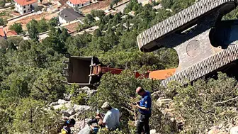 Antalya'da rüzgar türbini yolunda dehşet anları: 60 metrelik uçuruma yuvarlanan operatör hayata tutundu