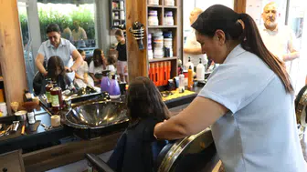 Muhtar koltuğuna oturdu mesleğini bırakmadı: 70 bin nüfuslu mahallede makas sesleri hiç susmuyor