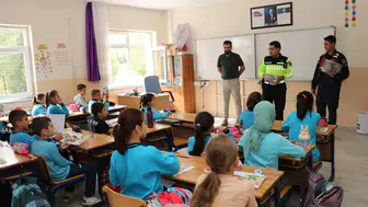 Minik öğrencilere jandarmadan trafik dersi: Kurallar oyunla öğretildi