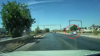 Manavgat'ta dehşet anları: Otomobilin ani manevrası motosikletliyi yola savurdu