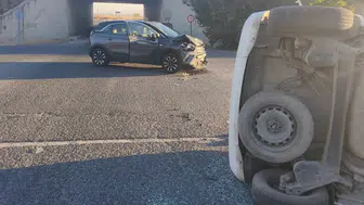 Sivrihisar'da korkutan kaza: Kavşakta devrilen araç trafiği kilitledi