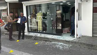 Adana'da gece yarısı dehşeti: Kurşunların hedefi olan dükkanda büyük şans