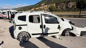 D-100 kara yolunda dehşet anları: Takla atan araçta dört kişi yaralandı