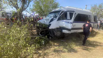 Alaşehir'de tarım işçilerini taşıyan minibüs kontrolden çıktı: 14 yaralı