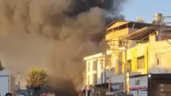 Buca'da sabah dehşeti: Boya deposundaki patlamalar mahalleyi ayağa kaldırdı