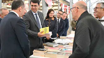 Uşak'ta edebiyat rüzgarı: Vali Kartal fuar alanında incelemelerde bulundu
