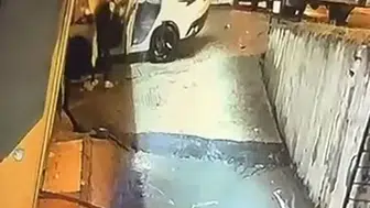 Beylikdüzü'nde saniyelerle yarış: Alev topuna dönen araçtan mucizevi kurtuluş