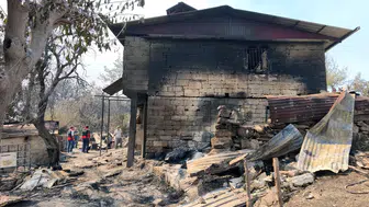 Adana'da alevler üç ilçeyi birden yuttu: 19 ev küle döndü, köylüler canlarını zor kurtardı