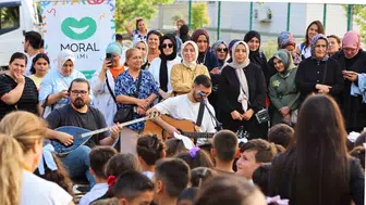 Okulun ilk gününde korku yerini kahkahaya bıraktı: ESEV Moral Timi sahada