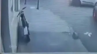 Zeytinburnu'nda soğukkanlı hırsızlık: Göz göre göre bisikleti alıp gitti