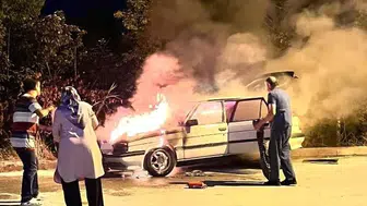 Seyir halindeki otomobil bir anda alev topuna döndü