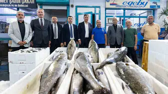 İzmir'de denizlerin bereketi mezat alanına taştı: Başkan Tugay ilk siftahı yaptı