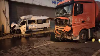 Ümraniye'de sabahın ilk ışıklarında korkunç kaza: Trafik lambasını deviren çarpışma