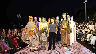 Galataport'ta Yıldızlar Geçidi: Ünlü İsimler Eşarp Defilesinde Podyumun Tozunu Attırdı
