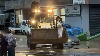 Sakarya'da sular altında kalan mahallede yaşam mücadelesi: Ulaşım artık traktörlerle sağlanıyor