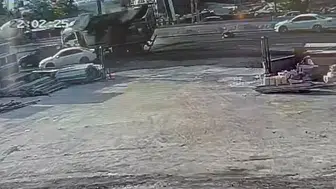 Malatya'da dehşet anları: Asfalt yüklü kamyonun karıştığı kaza kamerada