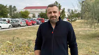 Sivas'ta çay keyfini bölen davetsiz misafir: Yılanı görünce kaçmak yerine kucağına aldı
