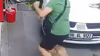 Saniyelerle gelen mucize: Sürücüsüz otomobil dehşet saçtı